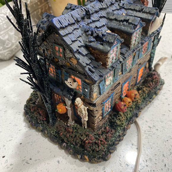 "Lily's Inn" The Munsters Halloween Village Hawthorne Village with COA - Picture 5 of 16